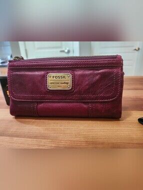 Vintage Long Live Vintage Fossil Women's Leather Wallet Clutch in Magneta.